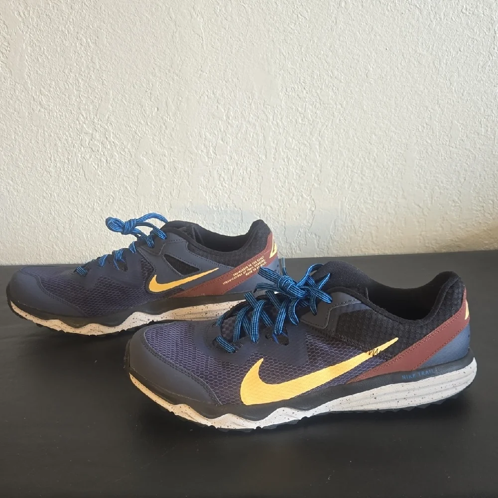 Nike Men's Athletic Shoes in Blue and Cream with Reddish Brown. - Picture 5 of 9